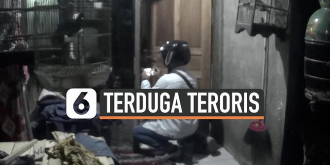 VIDEO: Densus 88 Temukan Ini Saat Geledah Rumah Terduga Teroris di Surabaya