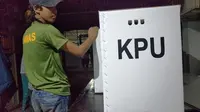 Logistik Pemilu 2019 yang baru saja tiba di salah satu TPS di Palembang pada Rabu malam (Liputan6.com / Nefri Inge)