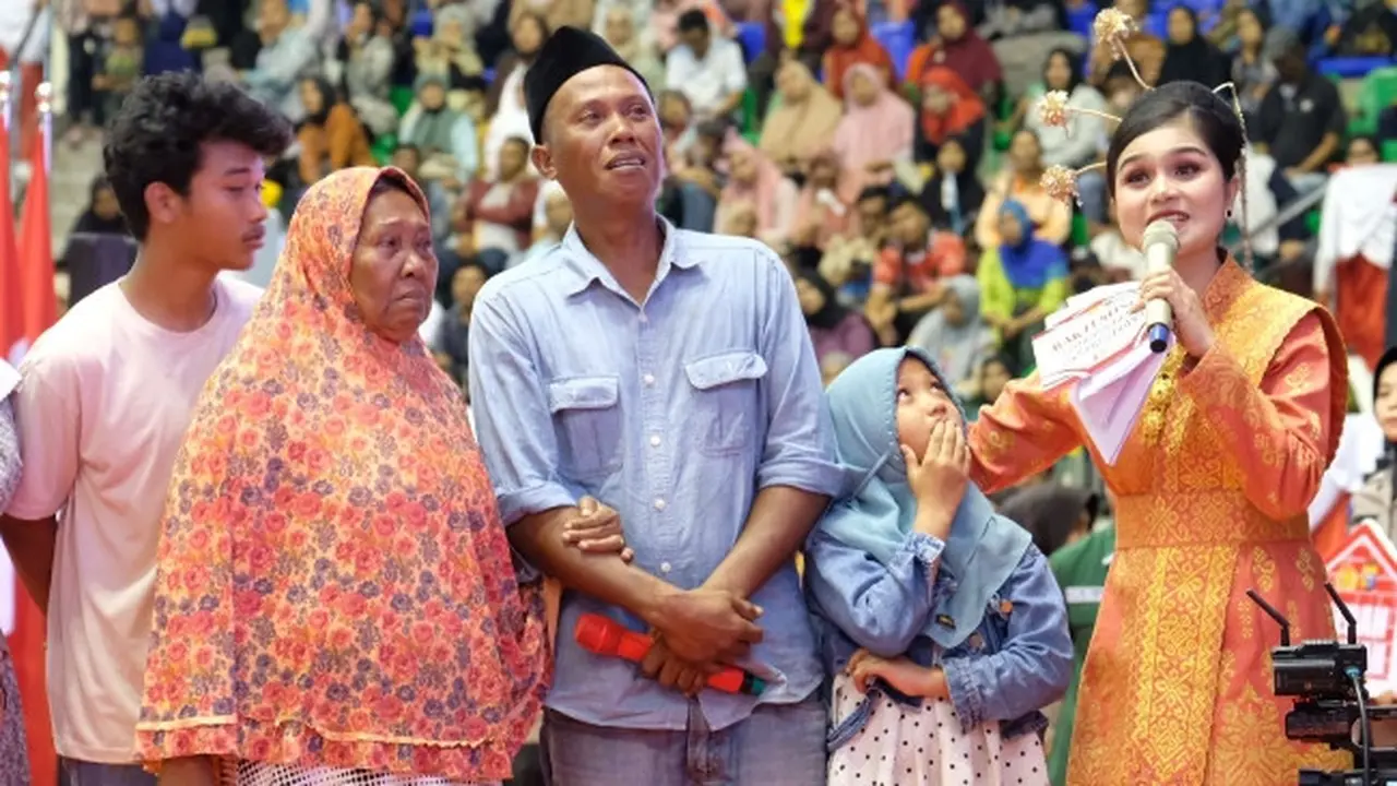 Warga Pekanbaru, Iwan Sutrisno, terharu melihat tayangan bedah rumah miliknya yang dilakukan Polresta Pekanbaru dalam kegiatan bakti sosial Polri Presisi untuk Negeri.