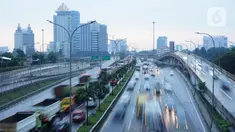 Kendaraan melintasi Jalan Tol Lingkar Dalam Jakarta di Cilandak, Jakarta Selatan, Jumat (2/10/2020). Direktorat Lalu Lintas Polda Metro Jaya mencatat jumlah kendaraan yang melintas pada jalur protokol menurun 21 persen ketika pemberlakuan PSBB Jakarta saat ini. (Liputan6.com/Immanuel Antonius)