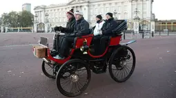 Peserta mengendarai mobil klasik melewati Istana Buckingham saat mengikuti tur tahunan dengan mobil veteran dari London ke Brighton di London, Inggris (6/11). Sebelum tur, mobil tersebut dipajang di Regent Street, London. (Reuters/Neil Balai)