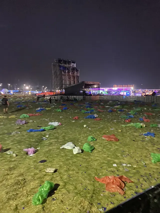 Sampah Jas Hujan Berserakan di Akhir Konser HITC Jakarta, 6 Potretnya Tuai Sorotan