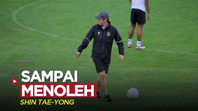 Berita video momen Pelatih Timnas Indonesia, Shin Tae-yong, tiba-tiba menoleh ke arah belakangnya karena sebuah teriakan. Ada apa?