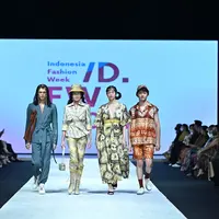 Indonesia Fashion Week 2022 menyuguhkan keindahan Borneo dalam koleksi pakaian rancangan 40 desainer pada pembukaannya di Jakarta Convention Centre yang akan berlangsung sampai 17 April 2022 (Foto: Dok. Indonesia Fashion Week 2022)