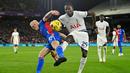 Pemain Tottenham Hotspur, Pape Matar Sarr, berebut bola dengan pemain Crystal Palace, Will Hughes, pada laga Liga Inggris di Stadion Selhurst Park Sabtu (28/10/2023). (AFP/Glyn Kirk)