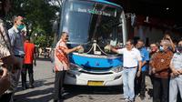 Dirjen Hubdar Budi Seityadi dan Wali Kota Solo FX Hadi Rudyatmo saat meresmikan Batik Solo Trans koridor 3 dan 4 yang dilengkapi fasilitas Teman Bus di Balai Kota Solo, Sabtu (4/7).(Liputan6.com/Fajr Abrori)