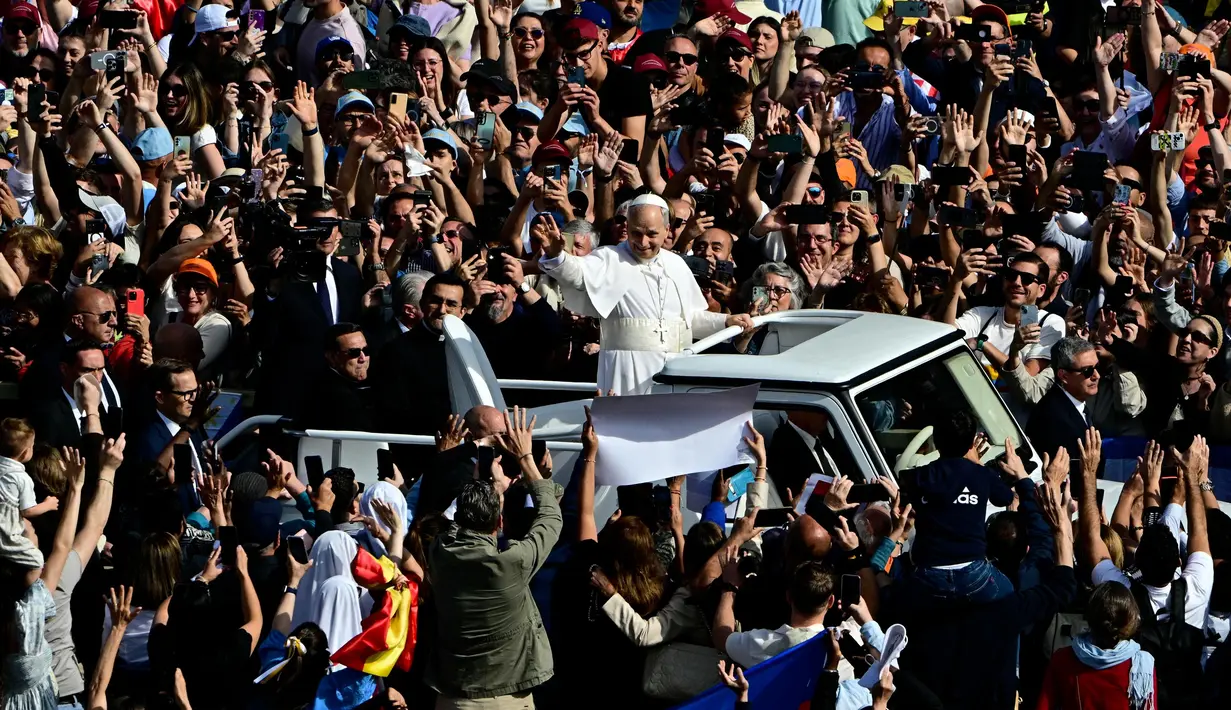 Misa pelantikan akan dilaksanakan di Lapangan Santo Petrus Basilika, Vatikan dan akan dihadiri sejumlah pihak, termasuk para pemimpin dunia. (Tiziana FABI/AFP)