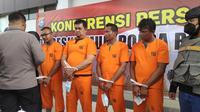 Konferensi pers penganiayaan warga oleh sejumlah pria yang mengaku simpatisan penjabat Wali Kota Pekanbaru di Polda Riau, beberapa waktu lalu. (Liputan6.com/M Syukur)