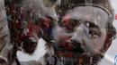 Warga terlihat di sebuah poster bergambar Mantan presiden Kuba Fidel Castro dan pemimpin revolusi Argentina Che Guevara selama parade May Day di Havana Revolution Square di file foto 1 Mei 2013 ini. (REUTERS/Desmond Boylan File Photo)