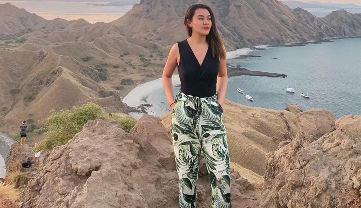  FOTO  Gaya  Aaliyah Massaid saat Pakai Baju  Hitam Memesona 