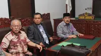 Mantan ketua KPK Antasari Azhar (kanan) di ruang sidang Pengadilan Negeri Tangerang, Banten.