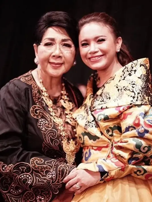 Rossa yang mengenakan atasan baju motif batik duduk berdampingan dengan penyanyi legendari, Titiek Puspa yang mengenakan baju hitam bordir emas. [@itsrossa910]