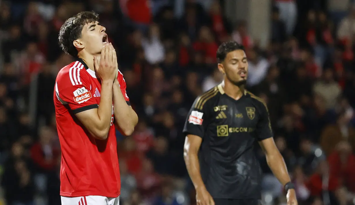 Benfica tak mampu menambah gol hingga akhir laga dan membuat skor 1-1 bertahan hingga wasit meniup peluit tanda akhir pertandingan. (AFP/Filipe Amorim)