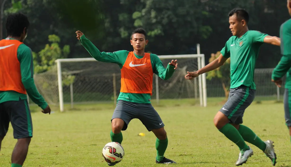 Penyerang timnas Indonesia U-23, Muchlis Hadi Ning Syaifulloh (kedua kiri) berebut bola saat berlatih di Lapangan Sutasoma, Jakarta, Rabu (25/3/2015). Garuda Muda akan berlaga di kualifikasi Grup H Piala Asia 2016. (Liputan6.com/Helmi Fithriansyah)