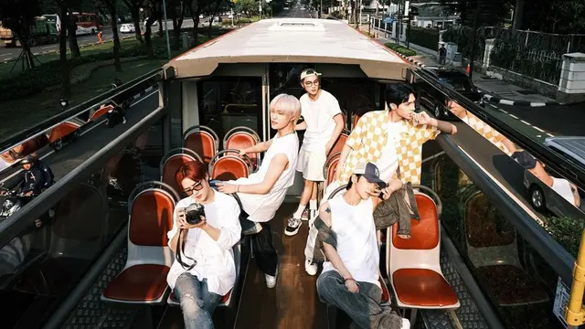 Momen Member WayV Naik Bus Wisata TransJakarta, Sapa Penggemar di Jalanan