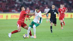 Pemain Timnas Indonesia, Rizky Ridho, berusaha mengahalau pemain Bulgaria, Zdravko Dimitrov, dalam laga final FIFA Series 2026 di Stadion Utama Gelora Bung Karno (SUGK), Senayan, Jakarta, Senin (30/03/2026). (Bola.com/M Iqbal Ichsan)