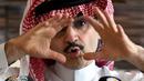 Alwaleed bin Talal saat menjelaskan ke awak media terkait niat beramalnya di Riyadh, Arab Saudi, Rabu (1/7/2015). Alwaleed berjanji akan memberikan hartanya senilai USD 32 miliar, atau Rp 427 triliun untuk kepentingan amal. (AFP/Fayez Nureldine)