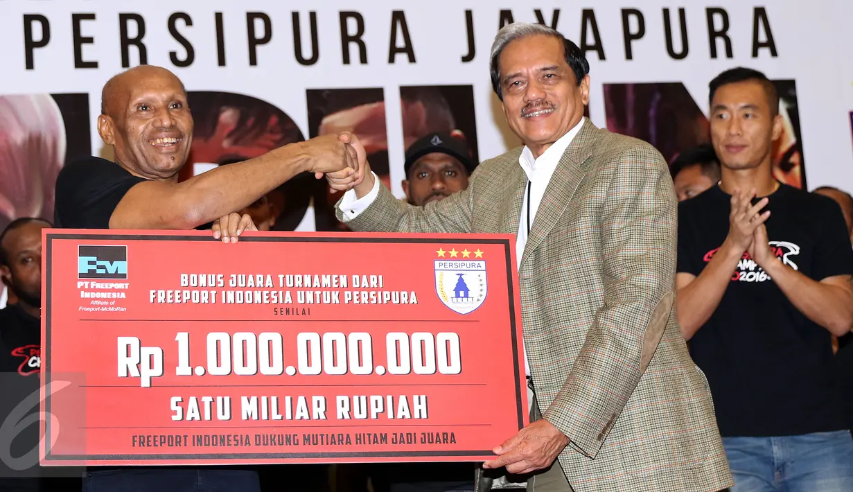 Ketua Umum Persipura, Benhur Tomi Mano (kiri) menerima secara simbolis bonus juara dari PT Freeport Indonesia di Jakarta, Jumat (6/1). Bonus diserahkan langsung Presiden Direktur PT. Freeport Indonesia, Chappy Hakim. (Liputan6.com/Helmi Fithriansyah)