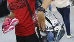Pengunjung membeli sejumlah sepatu dalam Nike Bazaar di Mal Grand Indonesia, Jakarta, Rabu (23/8). Nike memberi diskon hingga mencapai 90 persen untuk semua produk sepatu lelaki dan perempuan. (Liputan6.com/Immanuel Antonius)
