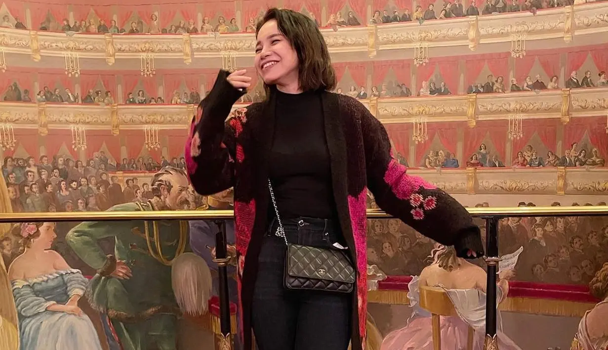 Aksen floral ada cardigan membuat tampilan Rossa semakin meriah. Rosa mengenalan Kate Spade New York Floral Intarsia Cardigan. (Foto: Kate Spade)