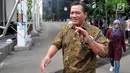 Mantan anggota Komisi II DPR Rindoko Dahono Wingit menghindarai kejaran wartawan usai diperiksa di Gedung KPK, Jakarta, Kamis (12/7). Rindoko diperiksa dalam kasus dugaan korupsi proyek pengadaan dan penerapan e-KTP. (Merdeka.com/Dwi Narwoko)