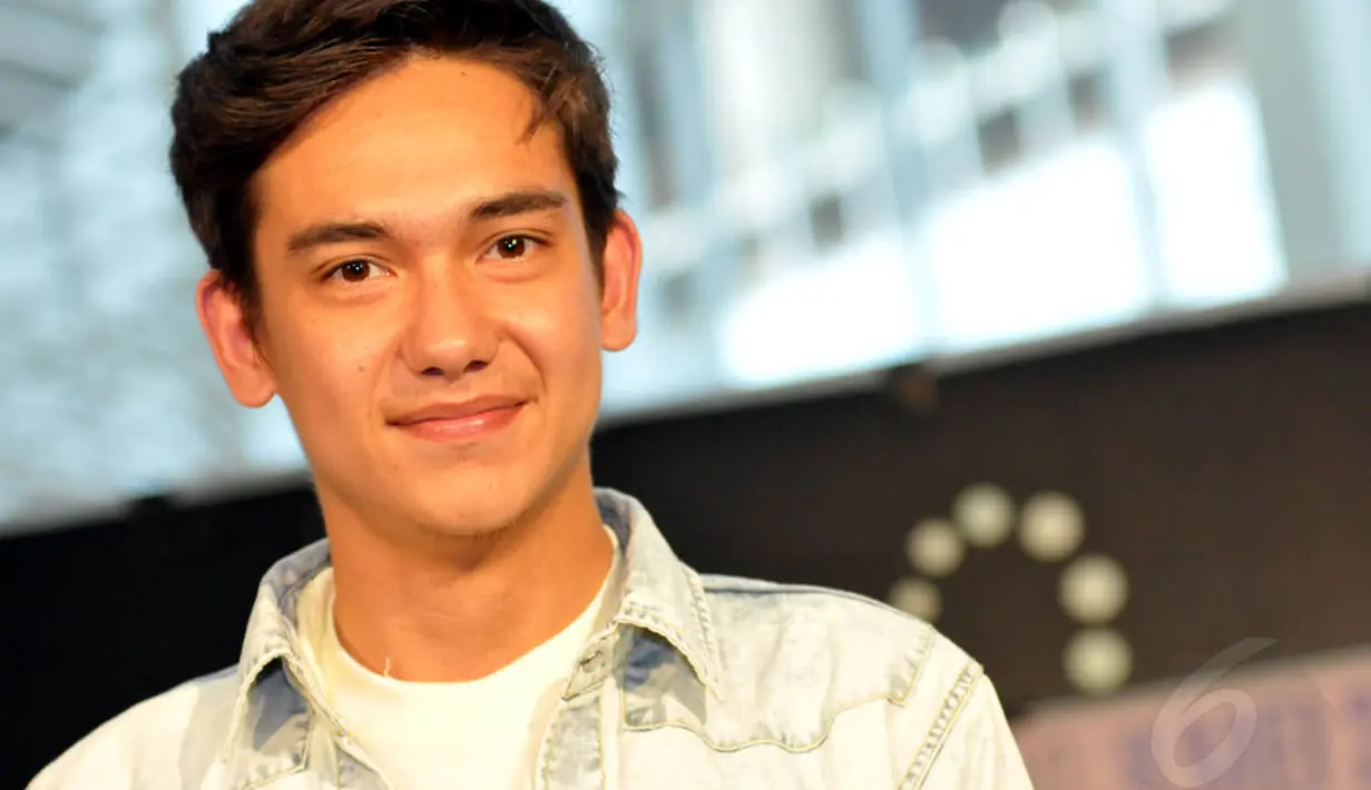 Adipati Dolken artis yang menggeluti dunia  akting, kini terjun ke dunia bisnis (Liputan6.com/Panji Diksana)