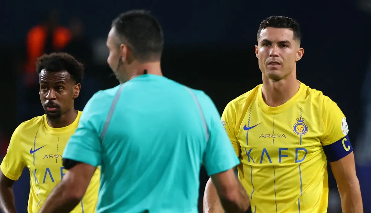Ekspresi kecewa pemain Al-Nassr, Cristiano Ronaldo (kanan) saat timnya ditahan imbang 2-2 oleh Abha pada laga lanjutan Liga Arab Saudi yang berlangsung di King Saud University Stadium, Riyadh, Arab Saudi, Jumat (06/10/2023) malam WIB. Al-Nassr kini menempati peringkat tiga klasemen dengan raihan 19 poin. (AFP/Fayez Nureldine)