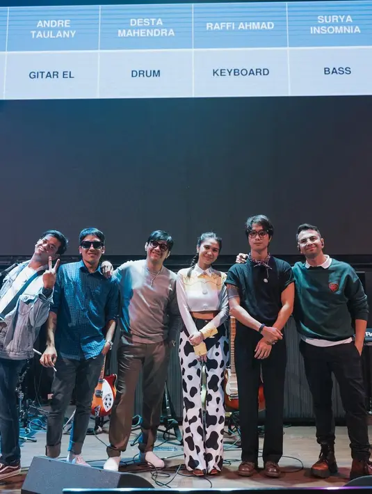 Acara tersebut juga dimeriahkan oleh penampilan band The Freedom yang beranggotakan Raffi Ahmad, Andre Taulany, Dikta, Desta, dan Surya Insomnia. [Foto: IG/@azizahsalsha_]