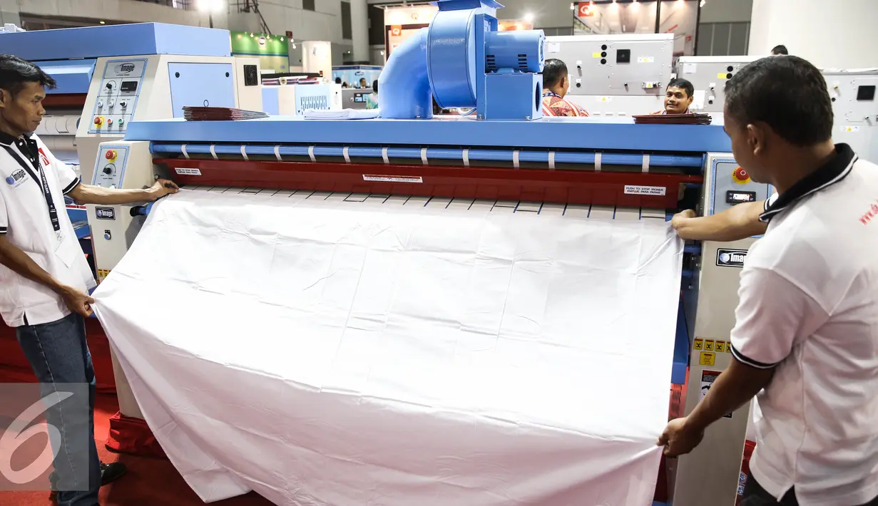 Petugas menunjukan mesin pengering saat pameran di Expo Clean & Expo Laundry di Jakarta, Kamis (6/4). Pameran tersebut diselenggarakan pada 7-9 April 2016 dan menampilkan 300 exhibitor dari dunia kebersihan dan laundry. (Liputan6.com/Faizal Fanani)