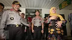 Kapolri Jenderal Polisi Badrodin Haiti (kiri), Mensos Khofifah Indar Parawansa (kanan) dan Kapolda Metro Jaya Inspektur Jenderal Tito Karnavian saat membesuk korban bom Thamrin di RSPAD Gatot Soebroto, Jakarta, (19/1). (Liputan6.com/Immanuel Antonius)