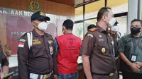 Kejari Kota Cirebon menggelae ekspose penangkapan dua tersangka dugaan jual beli benda cagar budaya. Foto (Liputan6.com / Panji Prayitno)