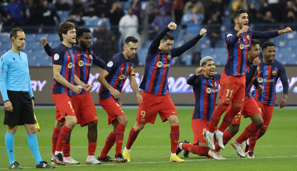 Adu penalti pun akhirnya dimenangkan Barcelona dengn skor 4-2 dan memastikan terjadinya laga El Clasico di partai final unuk menantang Real Madrid yang telah terlebih dahulu lolos ke partai pamungkas Piala Super Spanyol 2022/2023. (AFP/Giuseppe Cacace)