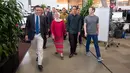 Presiden Jokowi didampingi Ibu Negara, Iriana Joko Widodo diajak berkeliling oleh pendiri sekaligus CEO Facebook, Mark Zuckerberg, saat berkunjung ke kantor Facebook di Silicon Valley, San Fransisco, Rabu (17/2). (facebook.com/zuck)