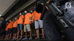 Para tersangka dihadirkan saat rilis kasus pungli terhadap sopir truk kontainer Tanjung Priok di Polda Metro Jaya, Jakarta, Kamis (17/6/2021). Polisi menangkap 24 orang dari empat kelompok preman. (merdeka.com/Imam Buhori)