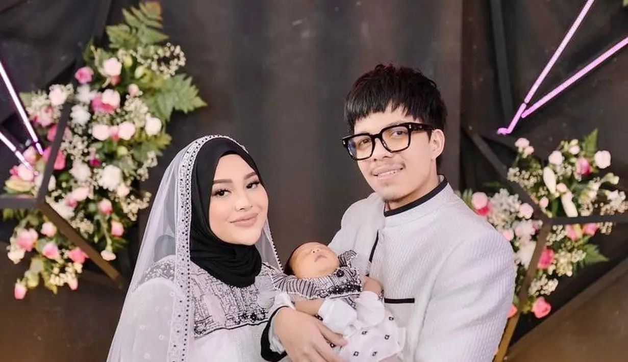 Atta Halilintar dan Aurel Hermansyah baru saja menggelar syukuran kelahiran putri cantik mereka, Ameena Hanna Nur Atta pada, Jumat (4/3/2022). (Instagram/aurelie.hermansyah).