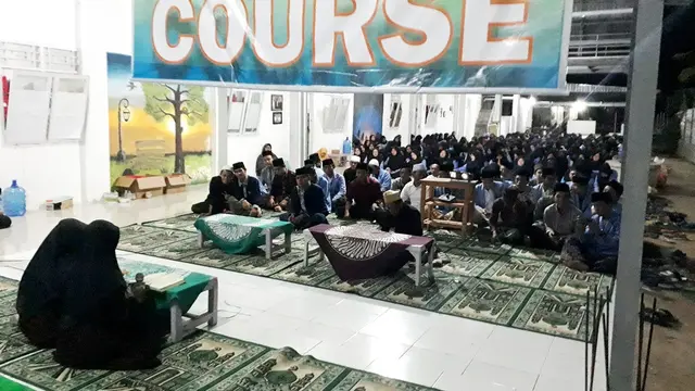 Kegiatan santri dan peserta Unique Course di Kampung Inggris Pesantren El Fira 3 Purwokerto. (Foto: Liputan6.com/Muhamad Ridlo).