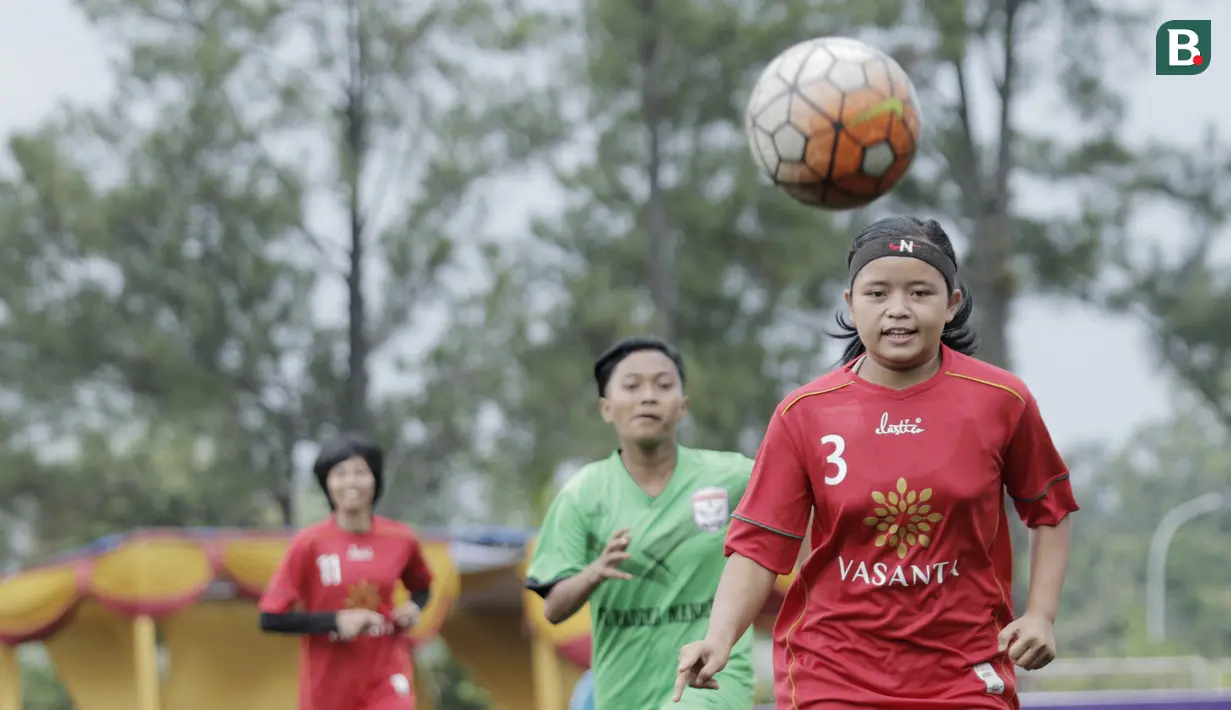 Pemain Vasanta FC, Leli Sukmawati, mengejar bola saat pertandingan melawan Gelora Muda pada laga Jakarta Equal Festival 2018 di Sawangan, Depok, Minggu (11/3/2018). Vasanta FC menang 2-0 atas Gelora Muda. (Bola.com/M Iqbal Ichsan)