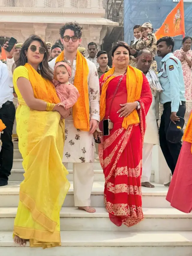 Potret Priyanka Chopra Dibalut Sari Kuning saat Datang ke Kuil. [@priyankachopra]