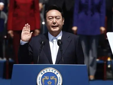 Presiden Korea Selatan Yoon Suk-yeol mengambil sumpah saat pelantikannya di depan Majelis Nasional di Seoul, Korea Selatan, Selasa (10/5/2022). Presiden baru Korea Selatan itu mengatakan dia akan menyampaikan "rencana berani" untuk meningkatkan ekonomi Korea Utara jika denuklirisasi. (Jeon Heon-kyun/Pool Photo via AP)