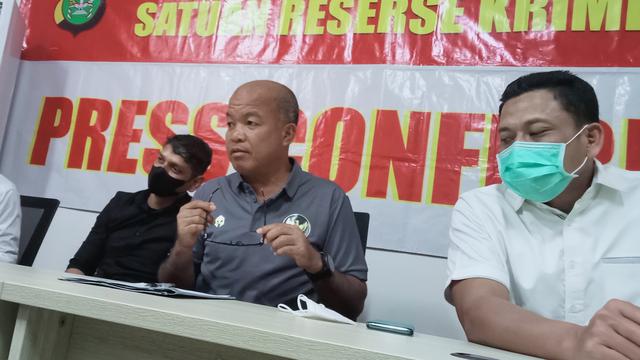 Polres Metro Bekasi Kota menggelar konferensi pers  kasus dugaan keracunan yang menimpa satu keluarga di Ciketing Udik, Bantargebang, Kota Bekasi