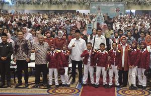 Menteri Sosial, Gus Ipul bersama sejumlah siswa dan perwakilan pemerintah daerah se- Jawa Timur, saat pra launching sekolah rakyat di Surabaya, Jawa Timur (Liputan6.com/Dicky Agung Prihanto)