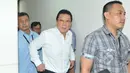 Willy Sebastian Liem berjalan keluar usai menjalani sidang di pengadilan Tipikor, Jakarta, Senin  (18/5/2015). Willy didakwa menyuap Suroso Atmomartoyo saat menjabat Direktur Pengolahan PT Pertamina sebesar USD 190 ribu. (Liputan6.com/Herman Zakharia)