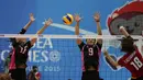Dua pevoli putri Indonesia, Wilda SN (kiri) dan Aprilia M mencoba memblok smash pemain Thailand, Ajcharapom K di semifinal SEA Games ke-28 di OCBC Arena, Singapura, Minggu (14/6/2015). Indonesia kalah 1-3 dari Thailand. (Liputan6.com/Helmi Fithriansyah)