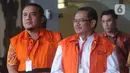 Bupati Indramayu nonaktif Supendi (kanan) dan Kadis PUPR Kabupaten Indramayu Omarsyah usai menjalani pemeriksaan sebagai tersangka dugaan suap pengaturan proyek di Gedung KPK, Jakarta, Jumat (10/1/2020). (merdeka.com/Dwi Narwoko)