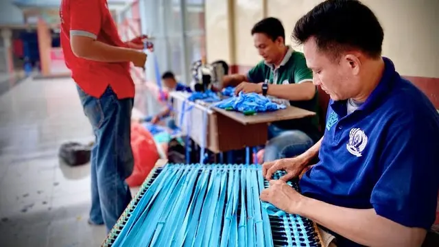 Narapidana Lapas Teluk Kuantan membuat keset kaki dari kain bekas potongan jahitan.