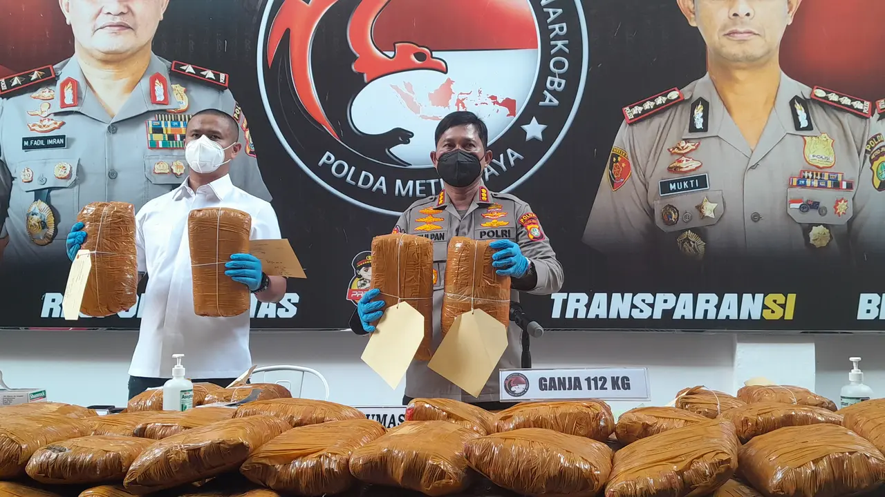 Direktorat Narkoba Polda Metro Jaya membongkar jaringan narkoba lintas provinsi. Tiga orang kurir yakni RP, RS (19) dan RB (18) ditangkap (Liputan6.com/Ady Anugrahadi)