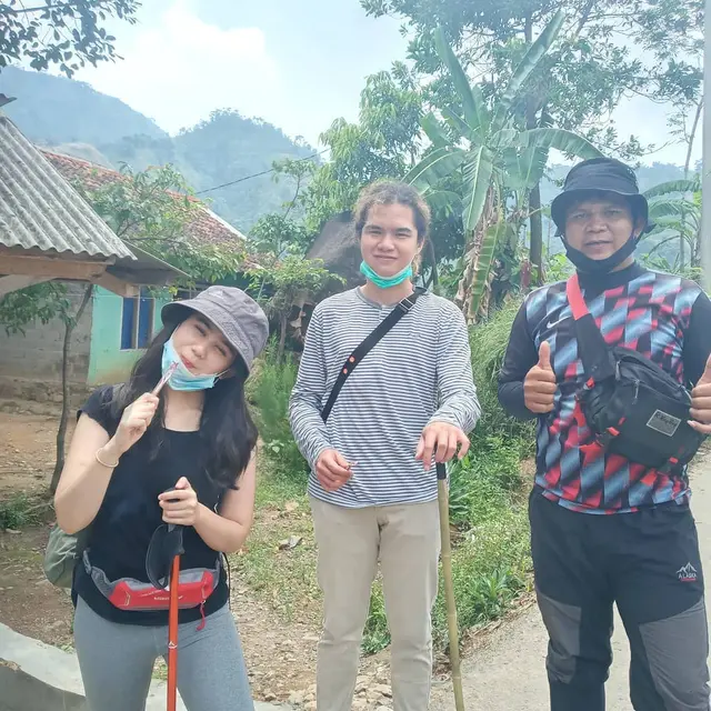 7 Momen Tissa Biani dan Dul Jaelani Trekking Bareng di Bogor