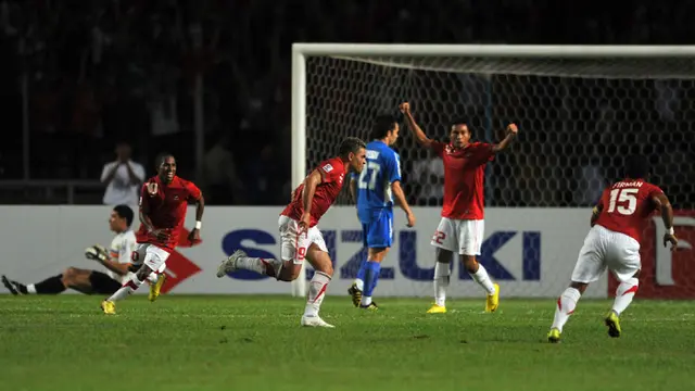 Gol Cristian Gonzales ke gawang Filipina pada laga leg kedua semifinal Piala AFF 2010