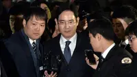 Petinggi Samsung, Lee Jae-yong ditahan oleh pihak berwenang Korea Selatan, Kamis (16/2). Lee Jae-yong dituduh terjerat skandal suap dan beberapa kasus lainnya. (AFP PHOTO / Yonhap)