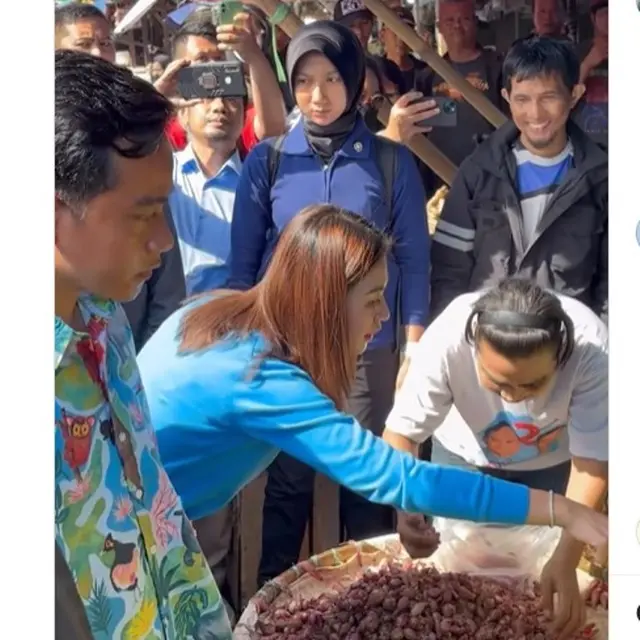 Selvi Ananda Pakai Sandal Jepit dan Beli Ikan Teri Saat Dampingi Gibran Rakabuming Blusukan ke Pasar.  foto: Instagram @gibran_rakabuming